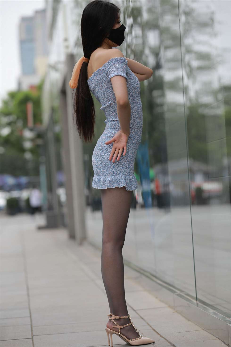 图片[1]-灰丝高跟包臀裙小姐姐-街拍流行馆