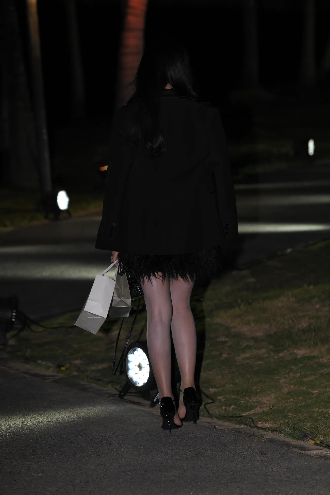 图片[5]-黑裙高跟凉鞋大白腿美女-街拍流行馆