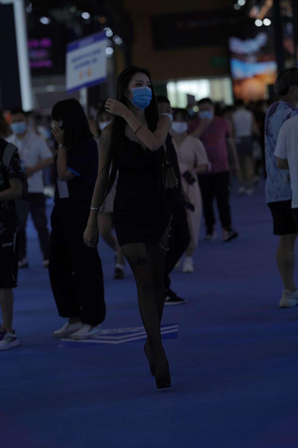 图片[5]-黑丝长腿逛车展-街拍流行馆
