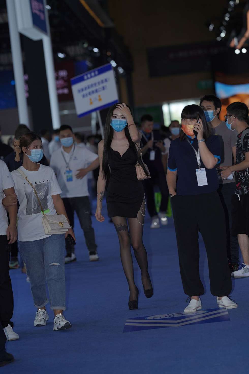图片[3]-黑丝长腿逛车展-街拍流行馆
