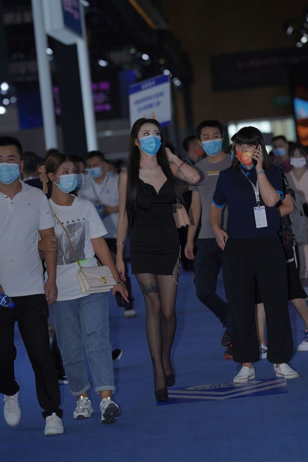 图片[4]-黑丝长腿逛车展-街拍流行馆