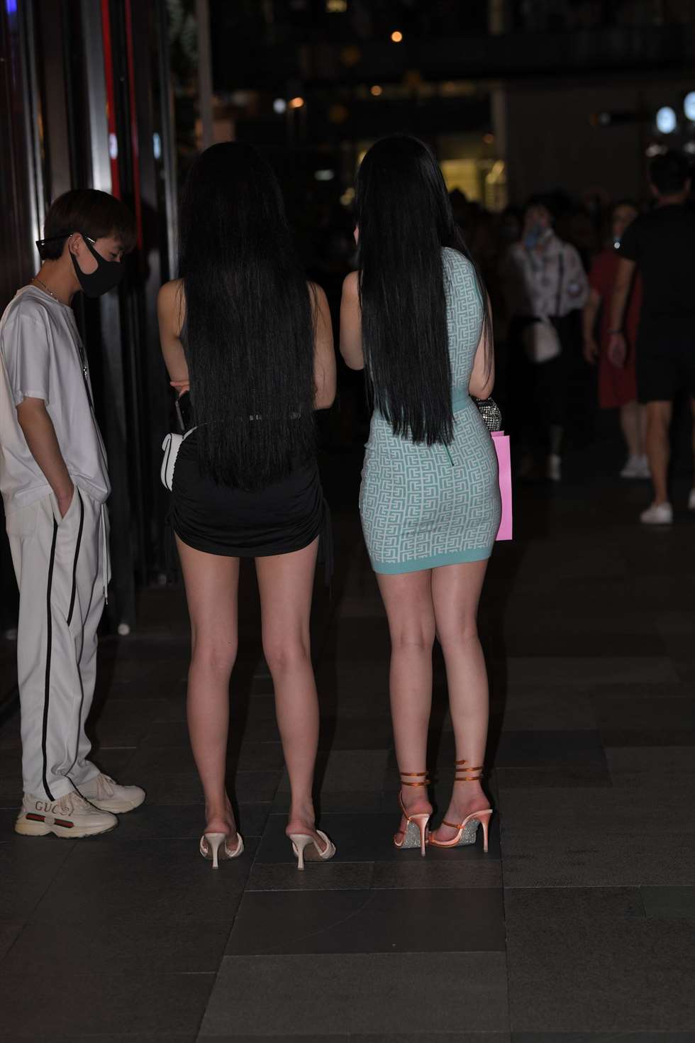 图片[2]-蓝黑裙俩美女-街拍流行馆