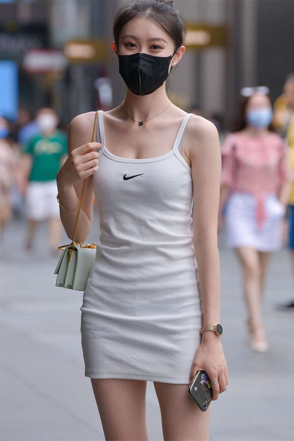 图片[1]-吊带包臀裙小姐姐-街拍流行馆