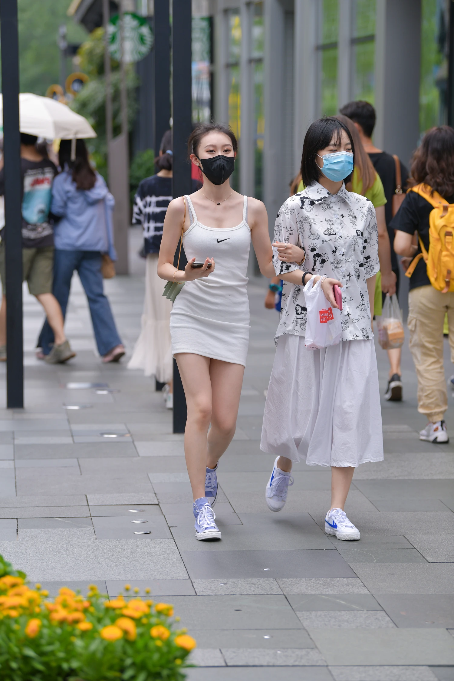 图片[2]-吊带包臀裙小姐姐-街拍流行馆
