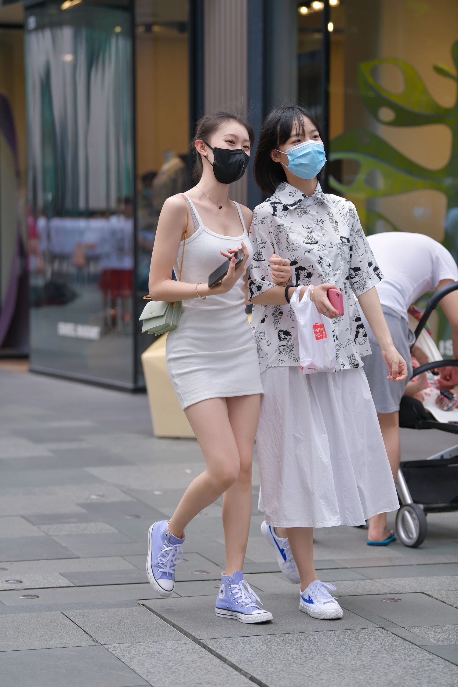 图片[4]-吊带包臀裙小姐姐-街拍流行馆