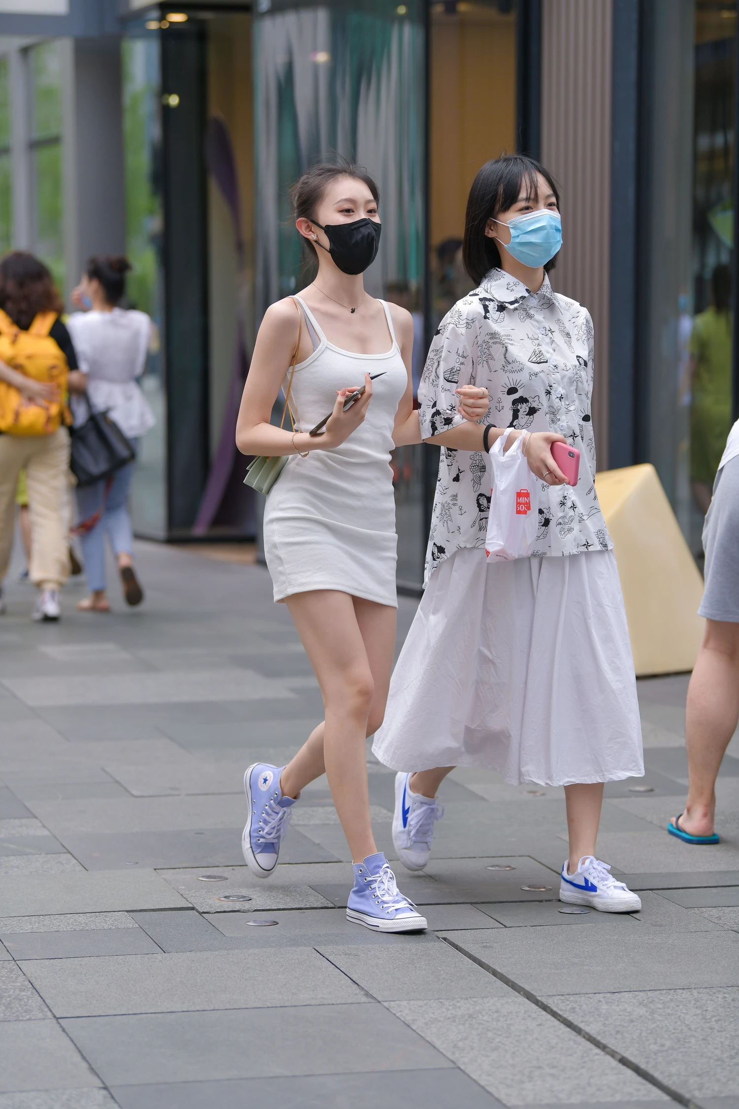 图片[3]-吊带包臀裙小姐姐-街拍流行馆