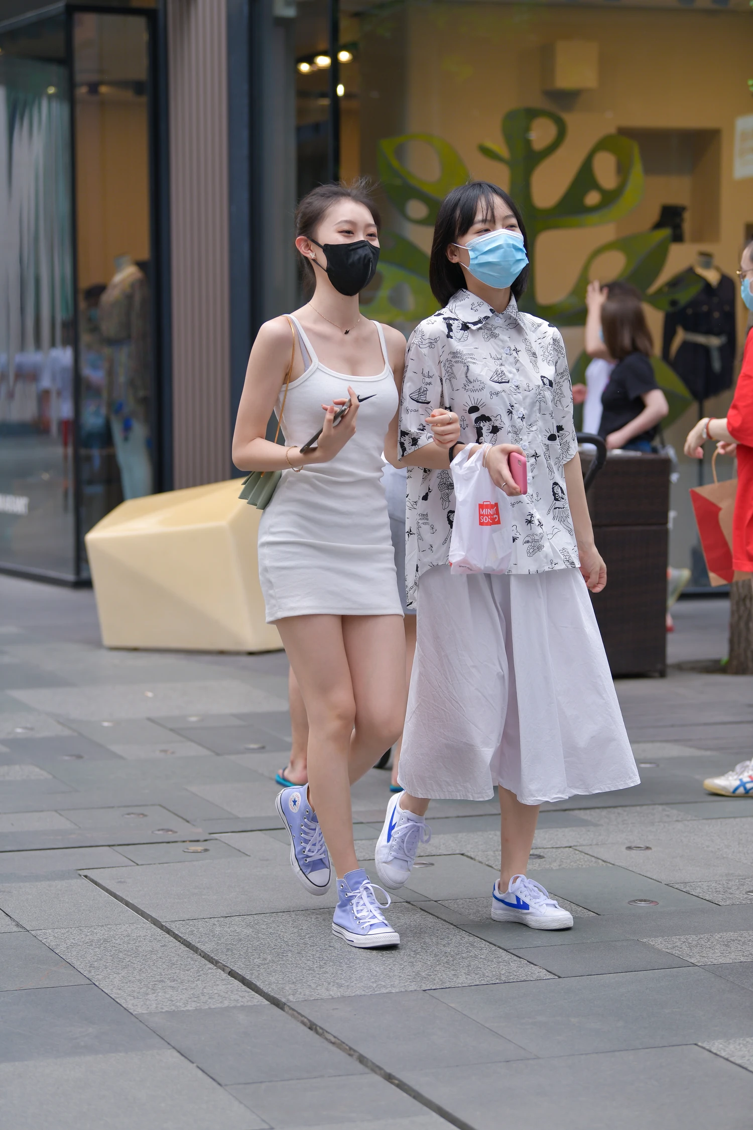 图片[5]-吊带包臀裙小姐姐-街拍流行馆