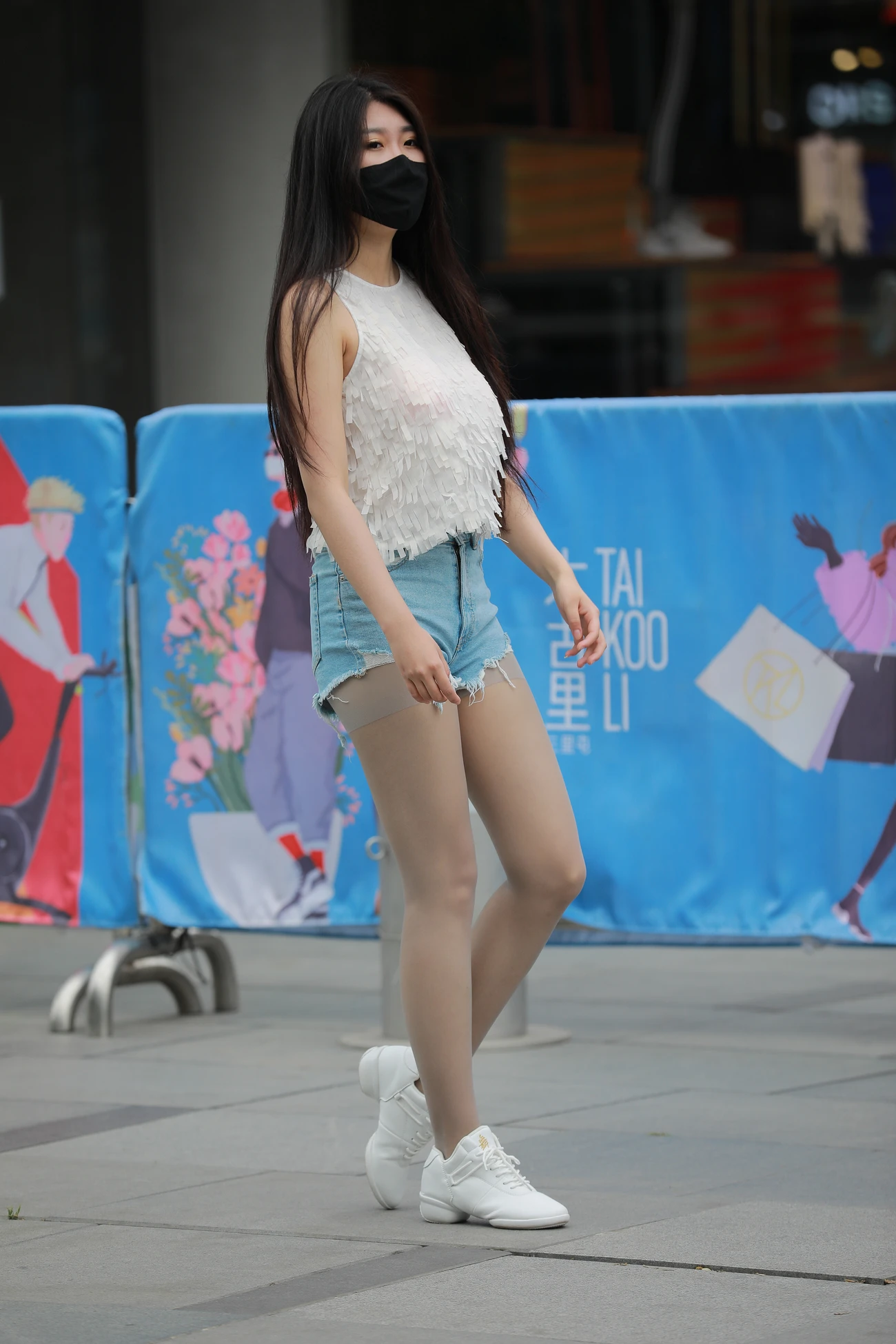 图片[3]-牛仔短裤灰丝袜女孩-街拍流行馆