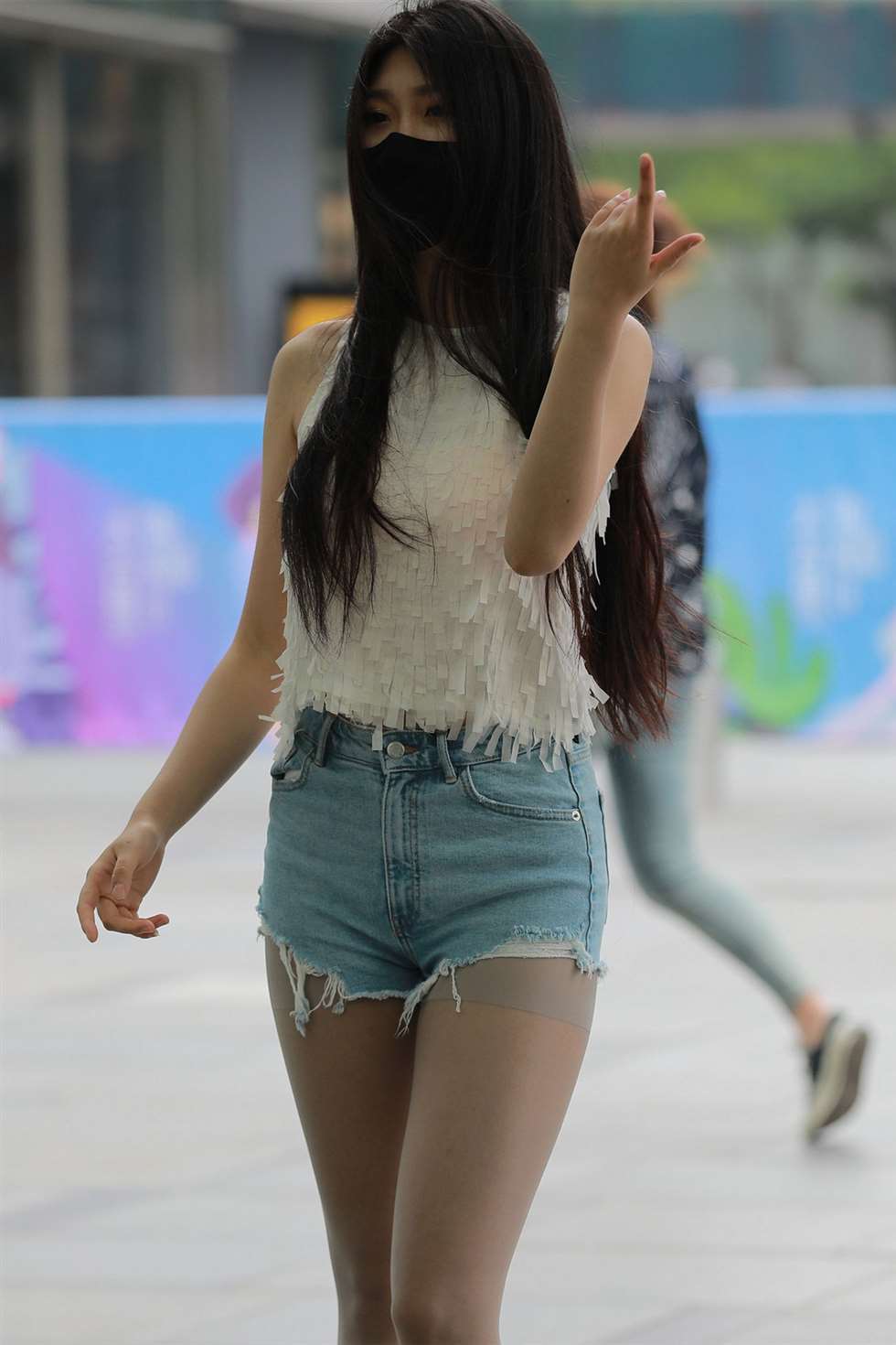 图片[1]-牛仔短裤灰丝袜女孩-街拍流行馆