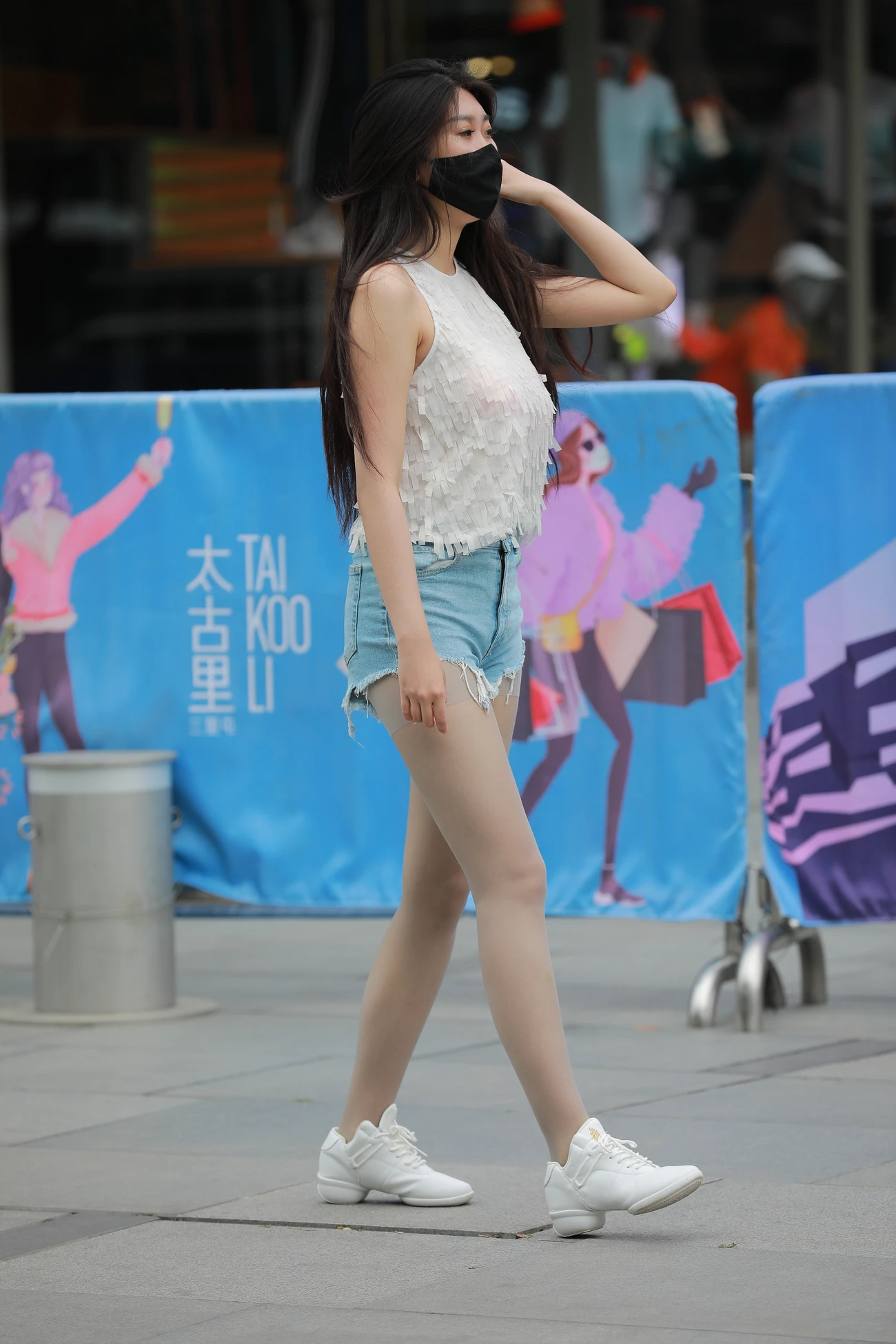 图片[5]-牛仔短裤灰丝袜女孩-街拍流行馆