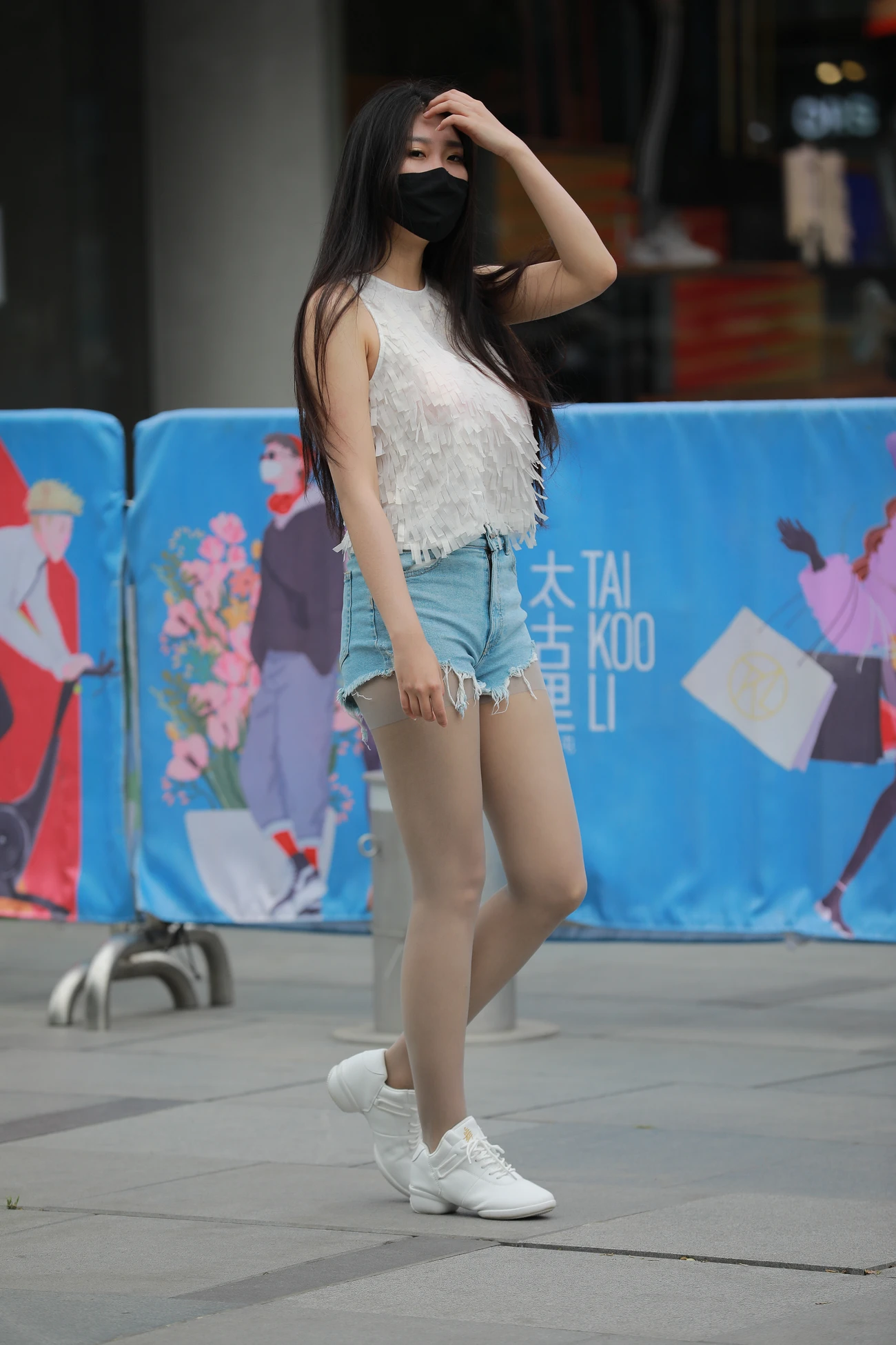 图片[4]-牛仔短裤灰丝袜女孩-街拍流行馆