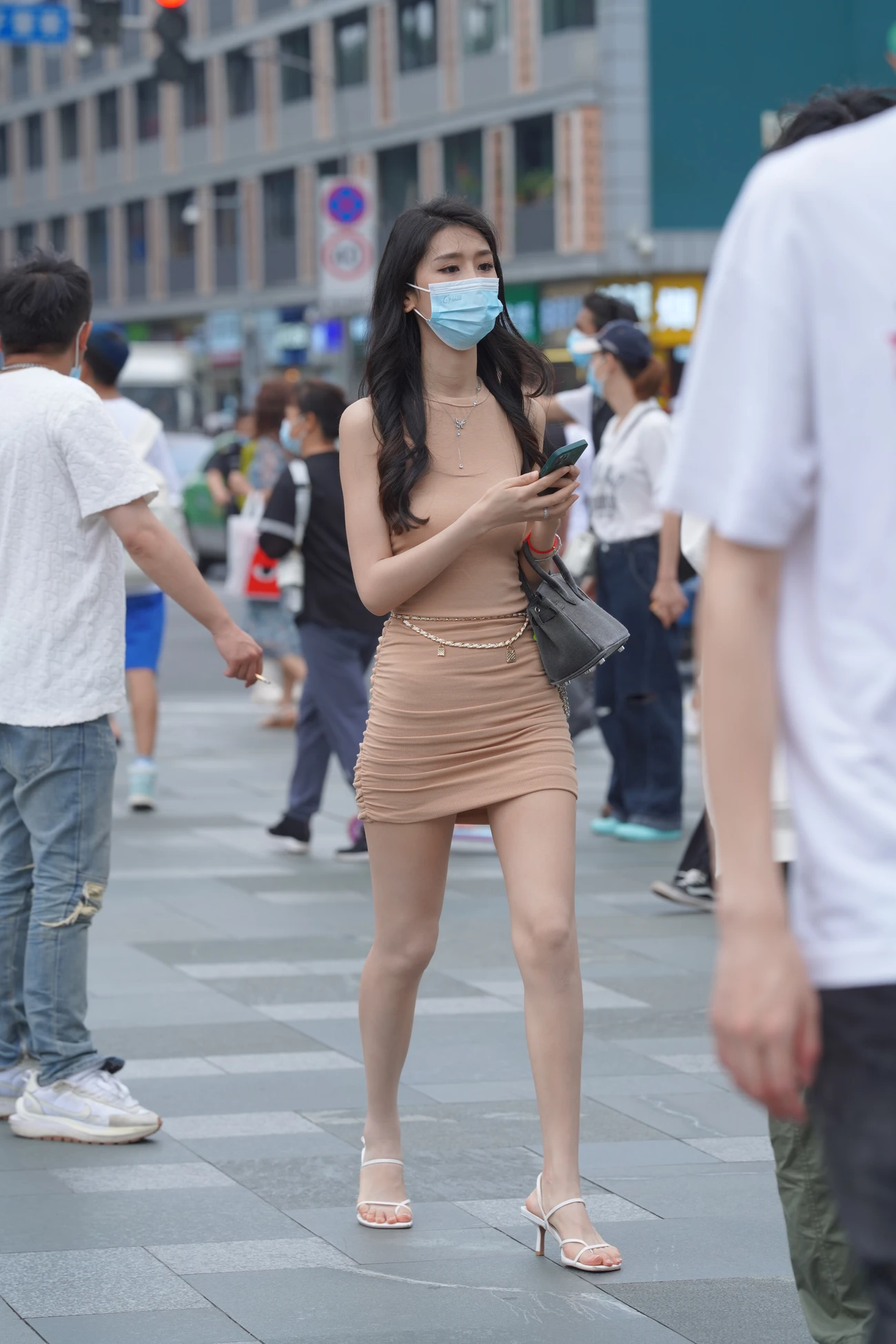 图片[2]-性感褶皱背心包臀甜辣连衣裙女-街拍流行馆