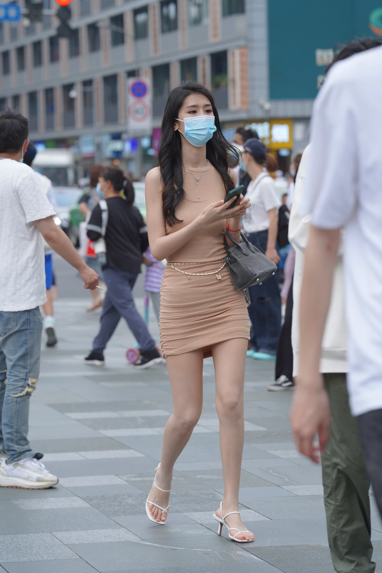 图片[3]-性感褶皱背心包臀甜辣连衣裙女-街拍流行馆