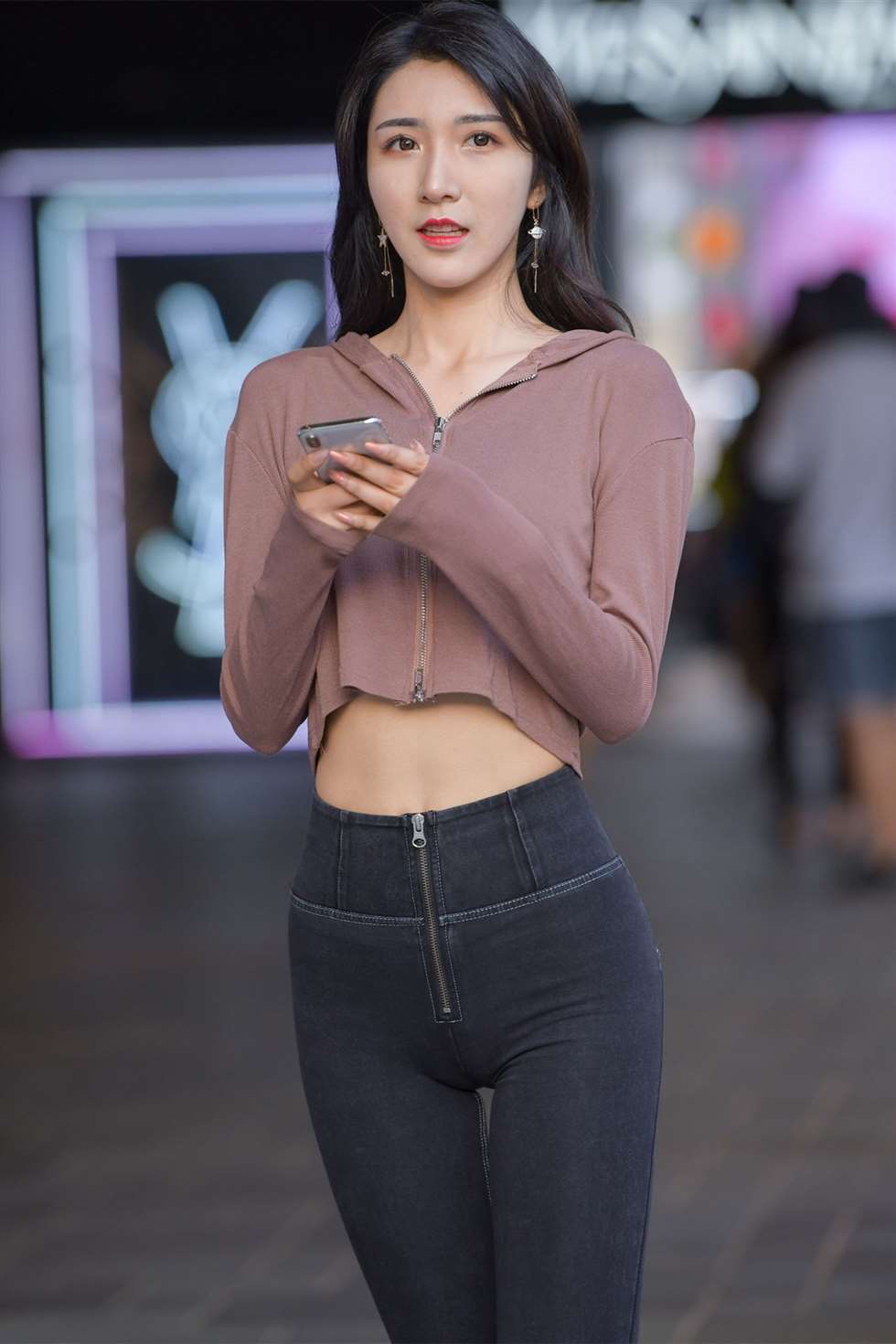 图片[1]-蜜桃臀紧牛小姐姐-街拍流行馆