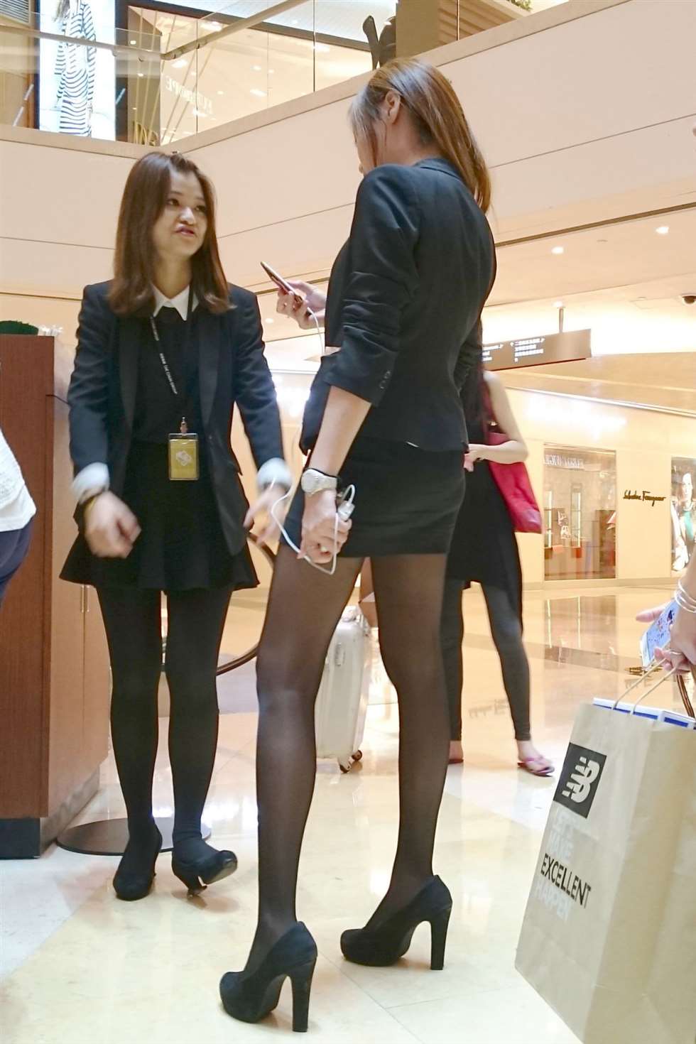 图片[4]-[街拍精选]展示会上的黑丝长腿妹子-街拍流行馆