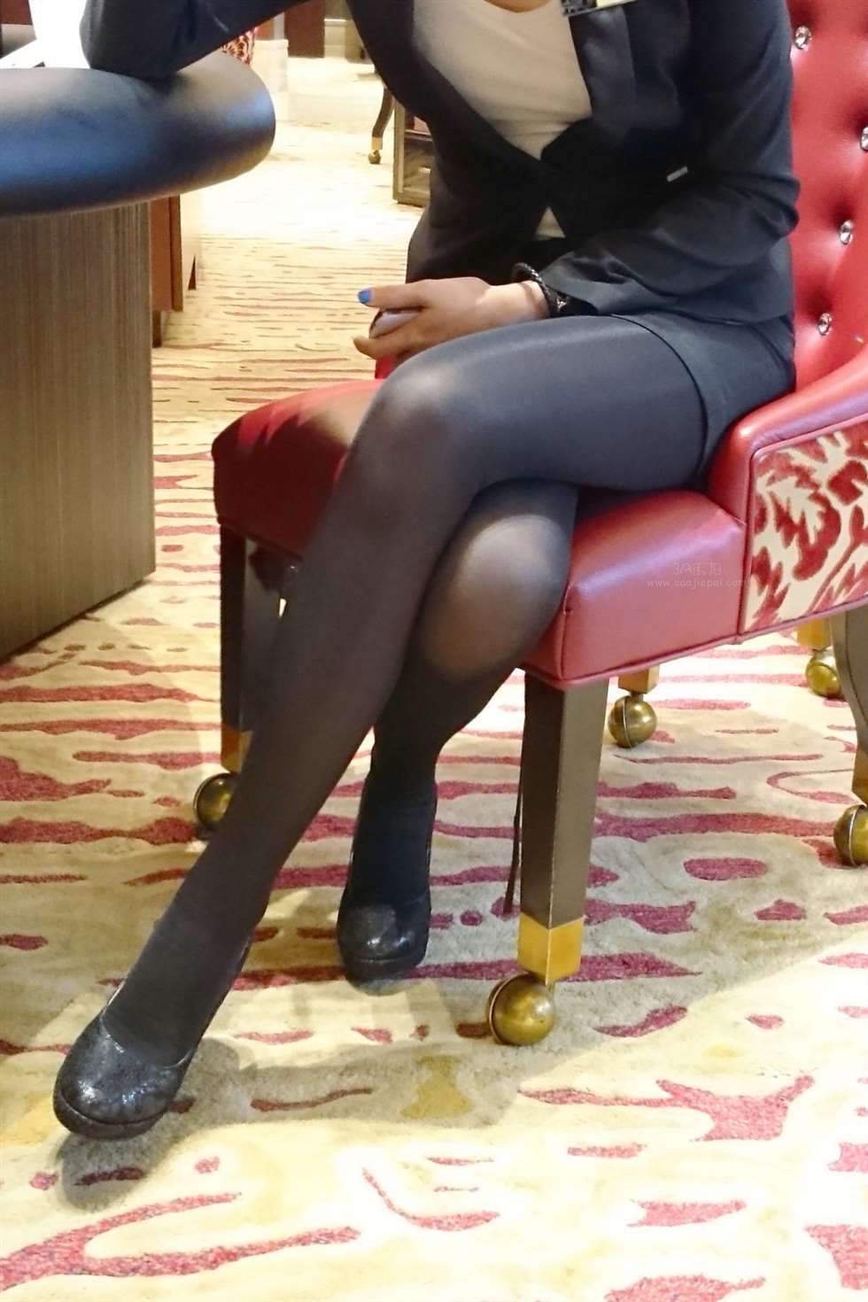 图片[1]-[街拍精选]展示会上的黑丝长腿妹子-街拍流行馆