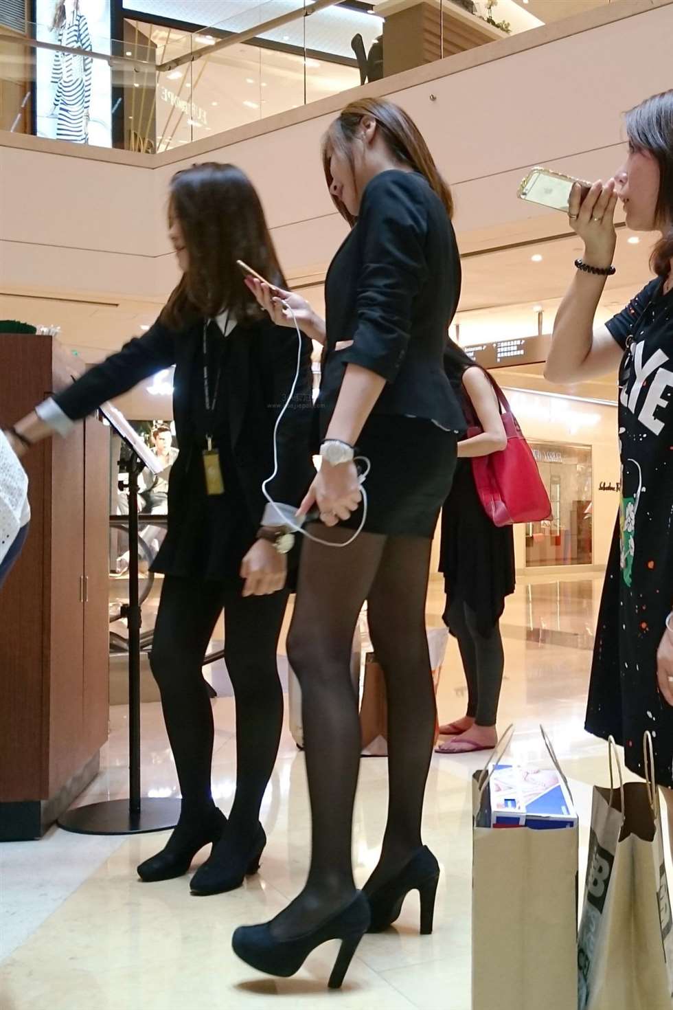 图片[5]-[街拍精选]展示会上的黑丝长腿妹子-街拍流行馆
