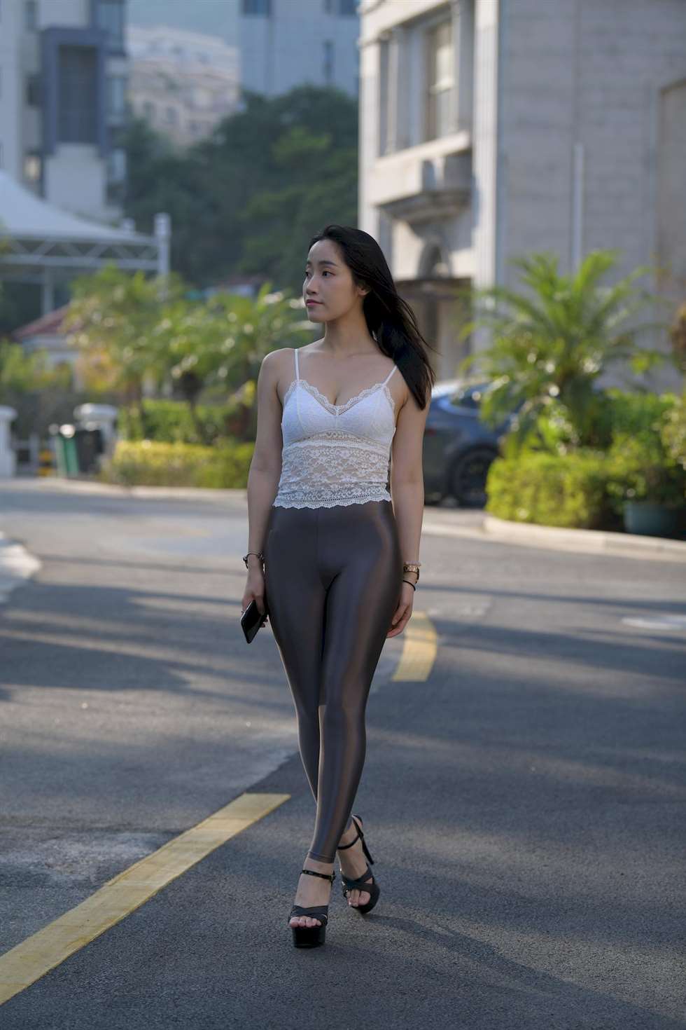 图片[3]-[街拍精选]油亮紧身皮裤少妇太吸睛-街拍流行馆