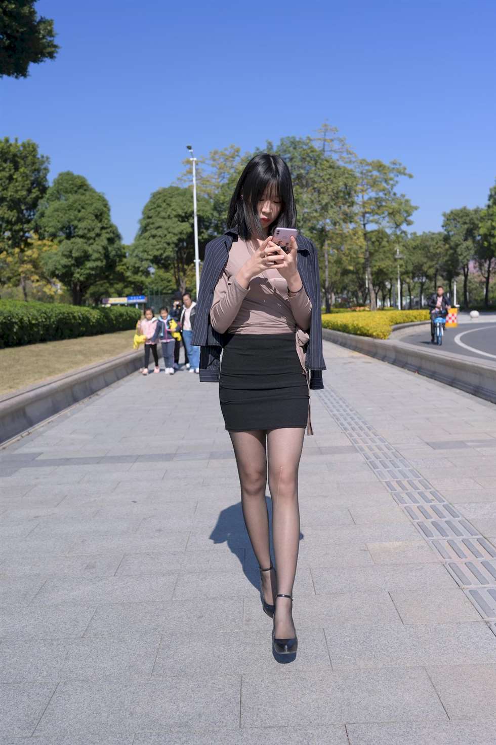 图片[3]-[街拍精选]公园里散步的黑丝高跟包臀裙美女-街拍流行馆