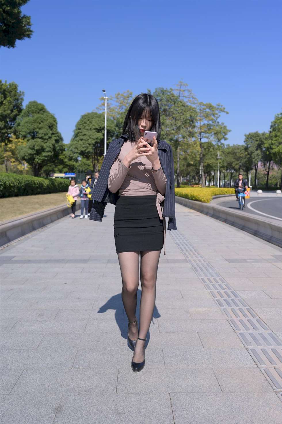 图片[4]-[街拍精选]公园里散步的黑丝高跟包臀裙美女-街拍流行馆