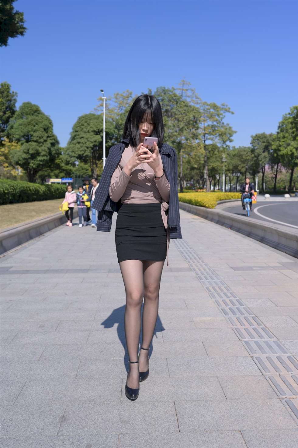 图片[5]-[街拍精选]公园里散步的黑丝高跟包臀裙美女-街拍流行馆