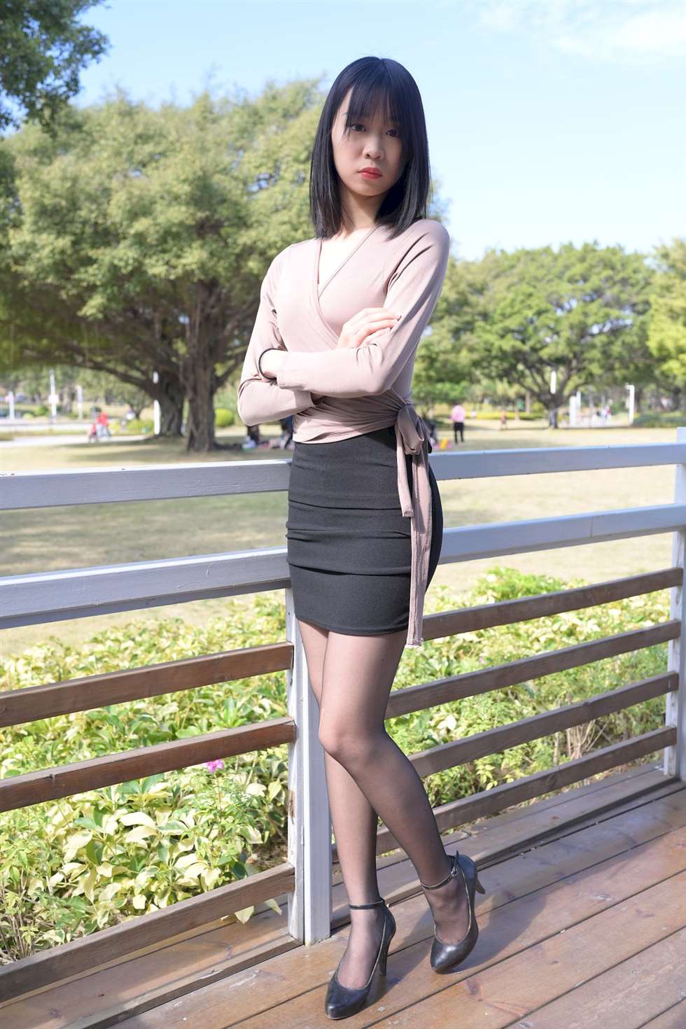 图片[1]-[街拍精选]公园里散步的黑丝高跟包臀裙美女-街拍流行馆