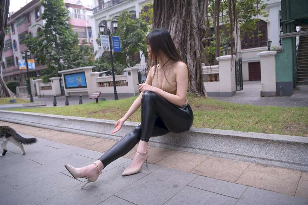图片[3]-[街拍精选]魂魂摄影作品皮裤一个抽电子烟的女人-街拍流行馆