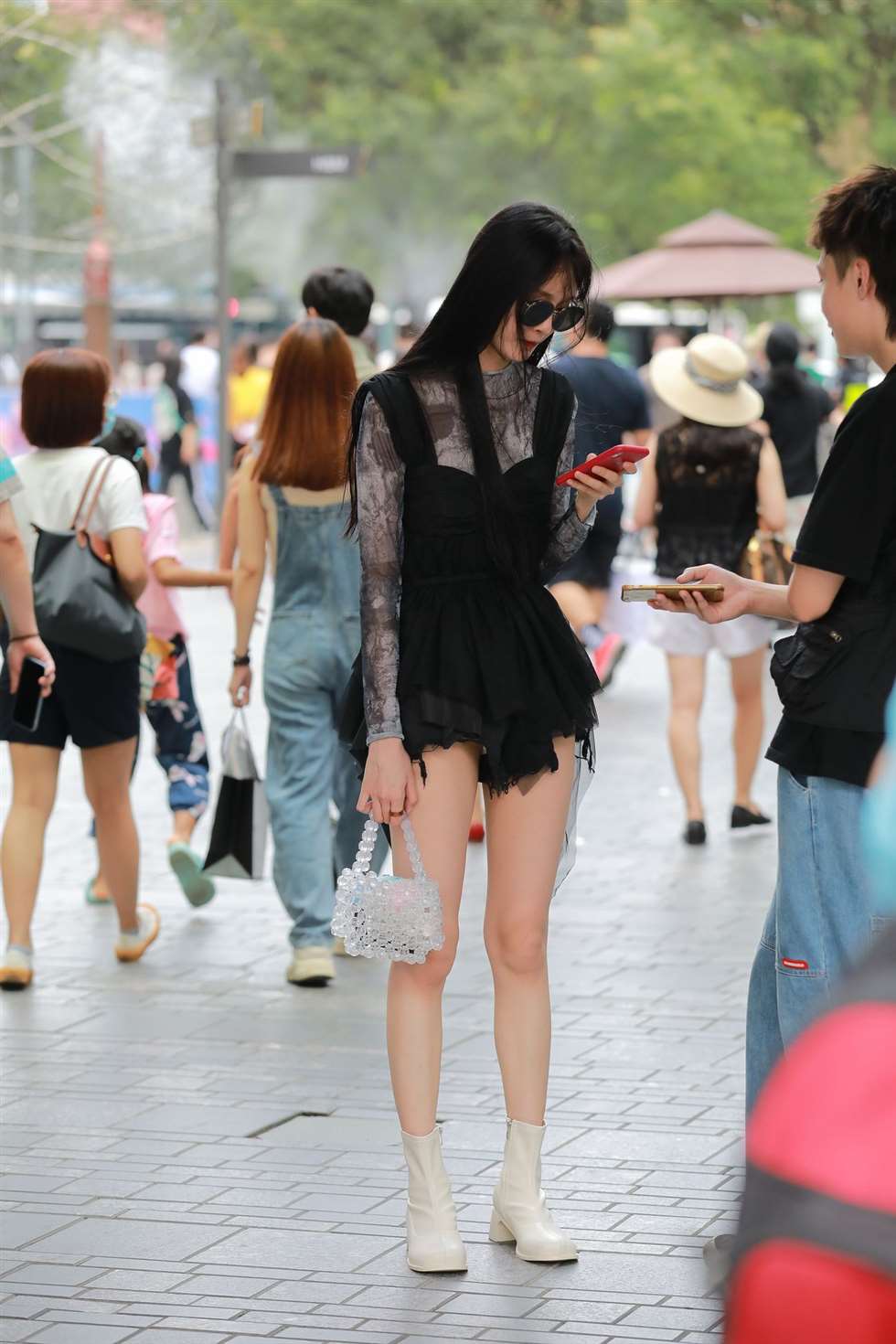 图片[2]-四九城嘎子街拍作品性感热裤美腿小姐姐-街拍流行馆