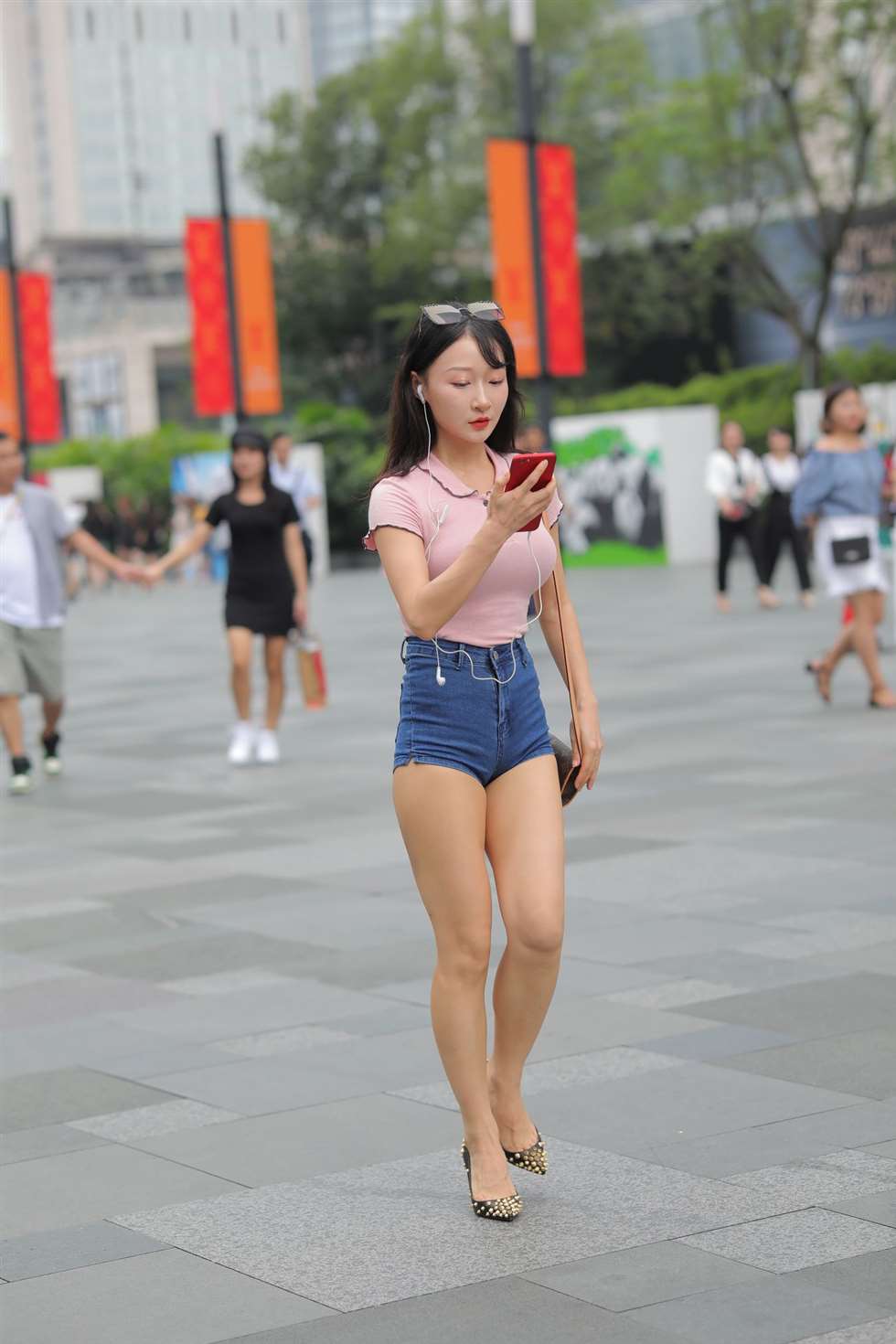 图片[2]-凯恩街拍摄影作品热裤美女-街拍流行馆