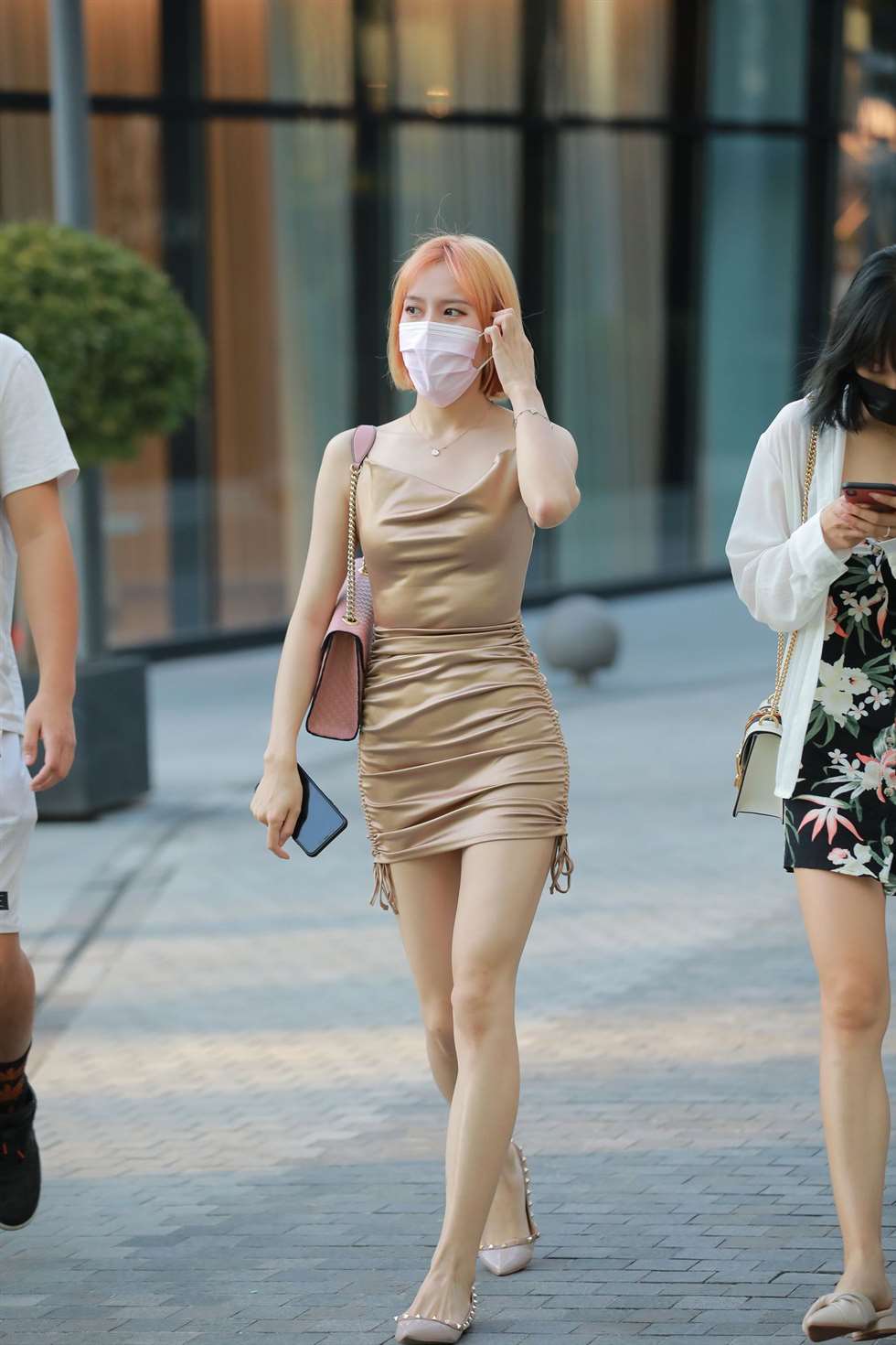 图片[4]-四九城嘎子街拍作品金色包臀裙女友-街拍流行馆