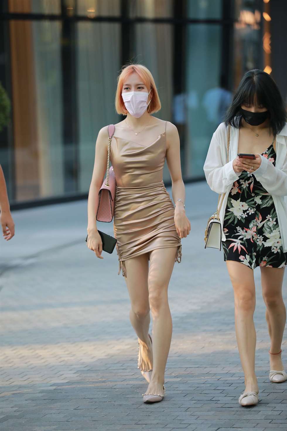 图片[3]-四九城嘎子街拍作品金色包臀裙女友-街拍流行馆