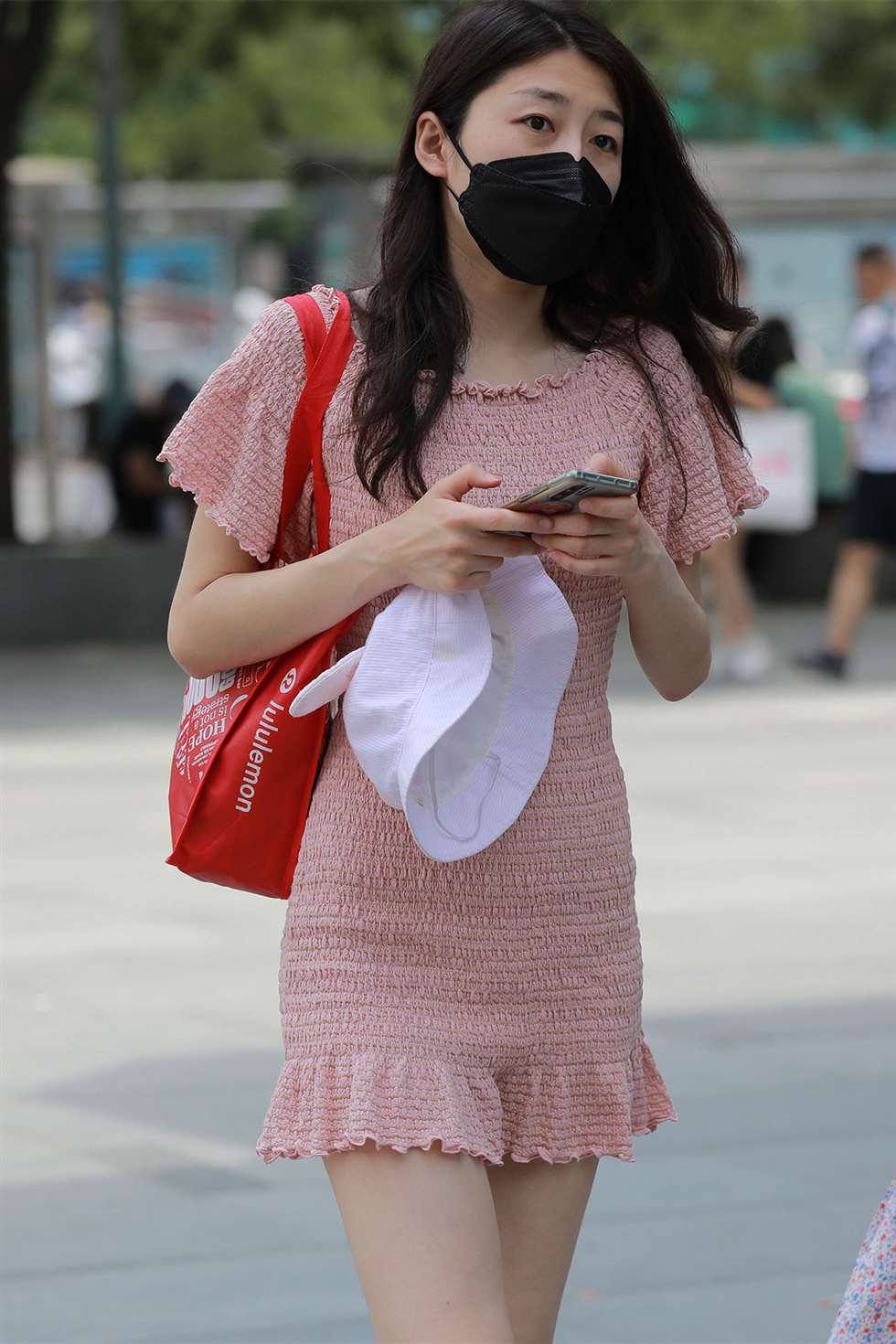 图片[1]-白嫩美腿辣妈-街拍流行馆
