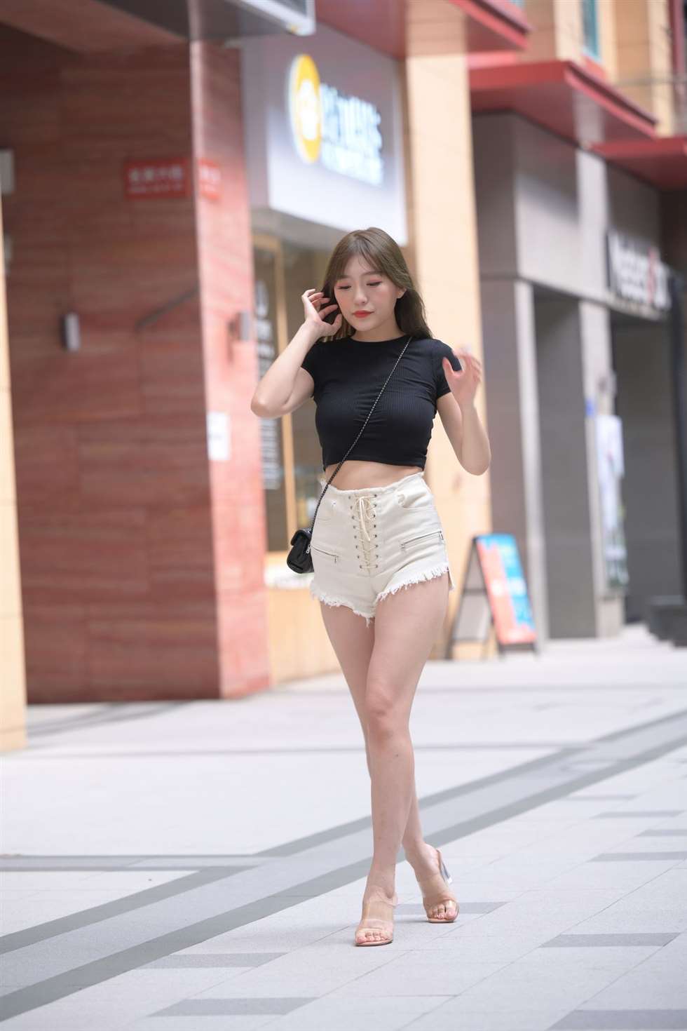 图片[3]-魂魂摄影作品白色热裤美女-街拍流行馆