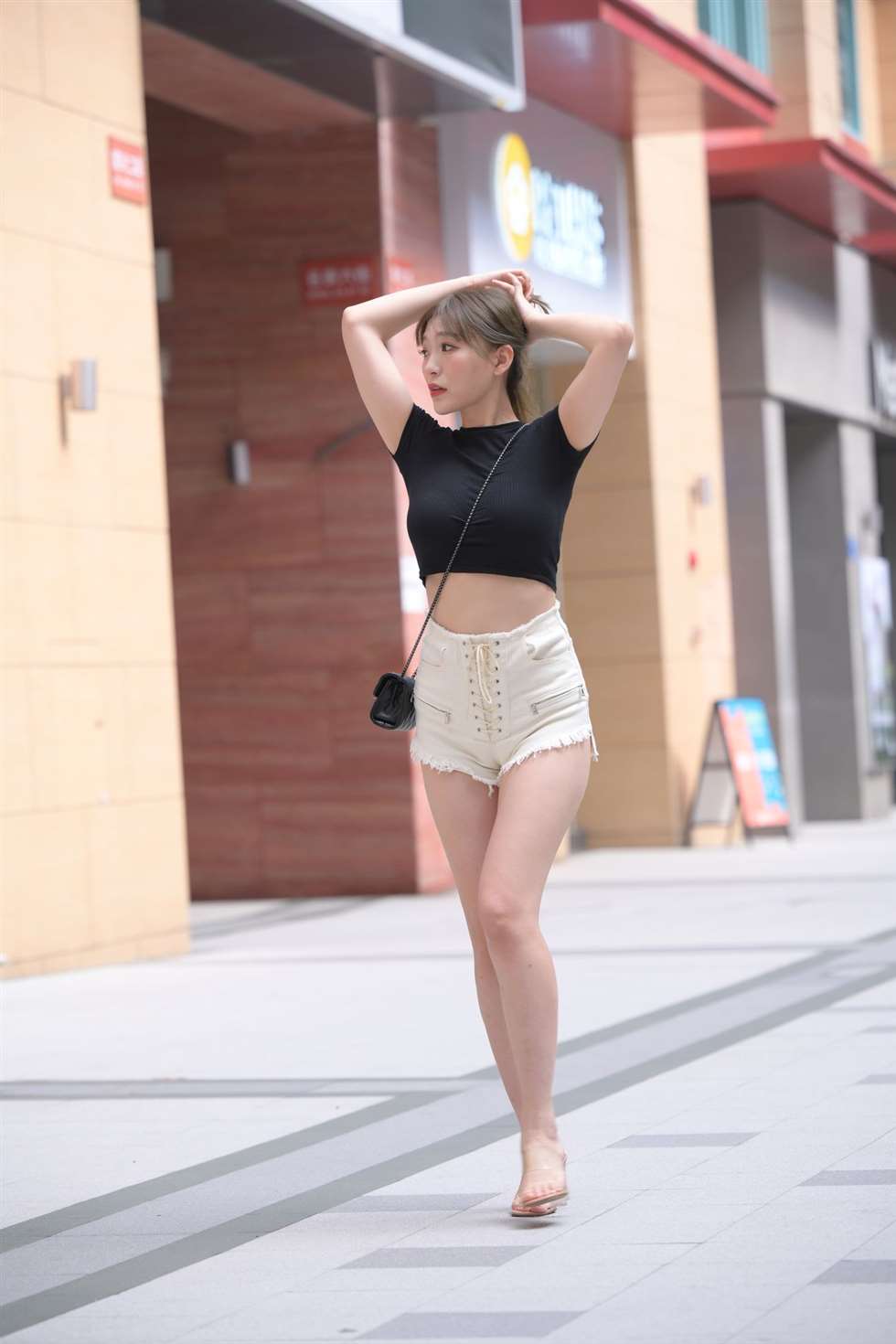 图片[4]-魂魂摄影作品白色热裤美女-街拍流行馆