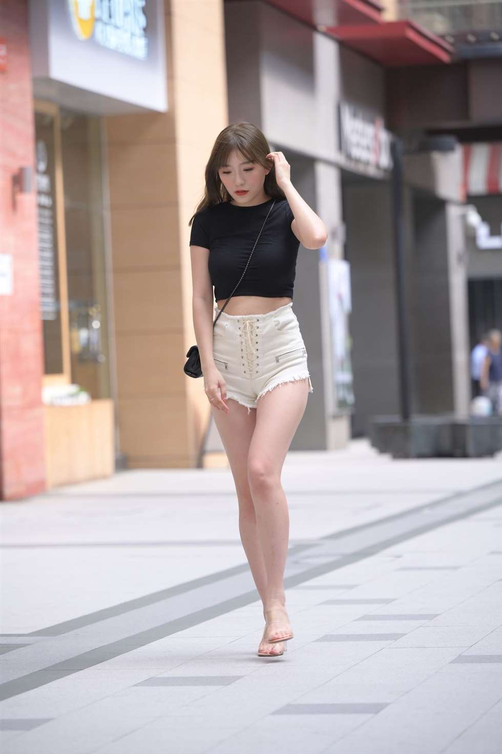 图片[2]-魂魂摄影作品白色热裤美女-街拍流行馆