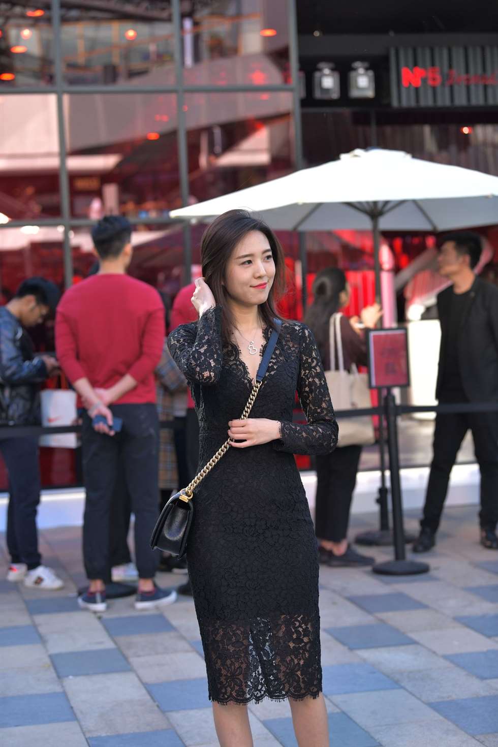 图片[5]-红石街拍作品镂空长裙性感漂亮少妇-街拍流行馆