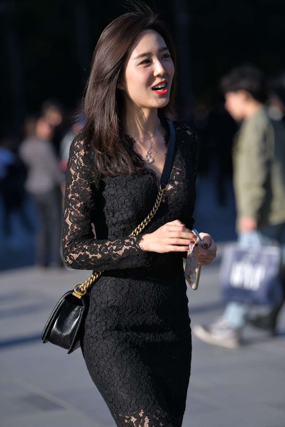图片[1]-红石街拍作品镂空长裙性感漂亮少妇-街拍流行馆