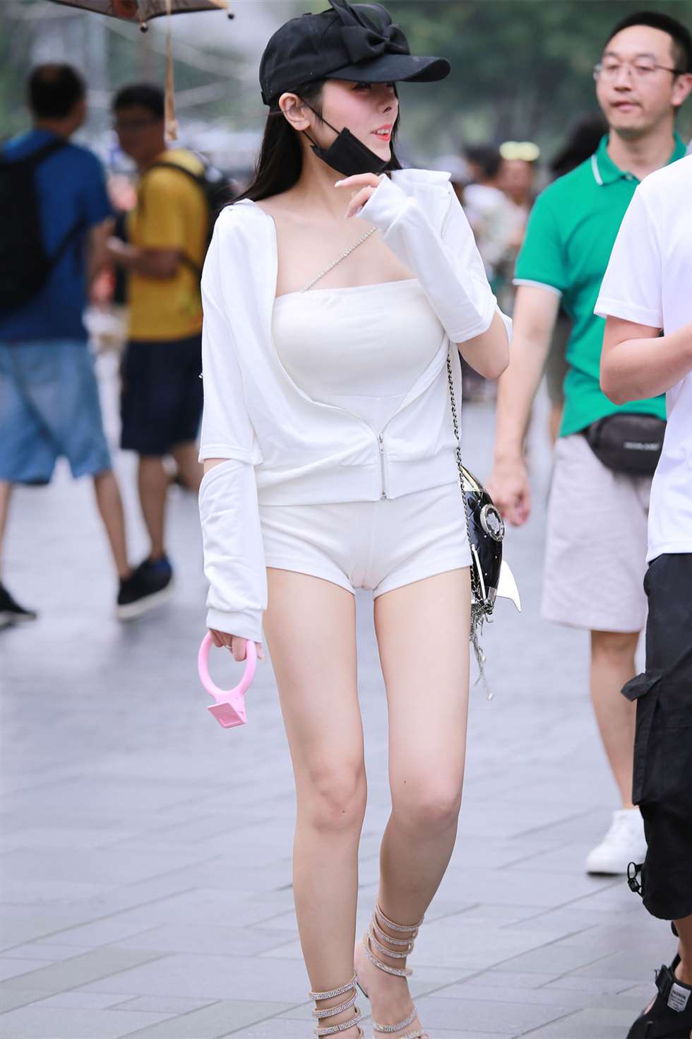 图片[1]-四九城嘎子街拍作品热裤性感女友-街拍流行馆