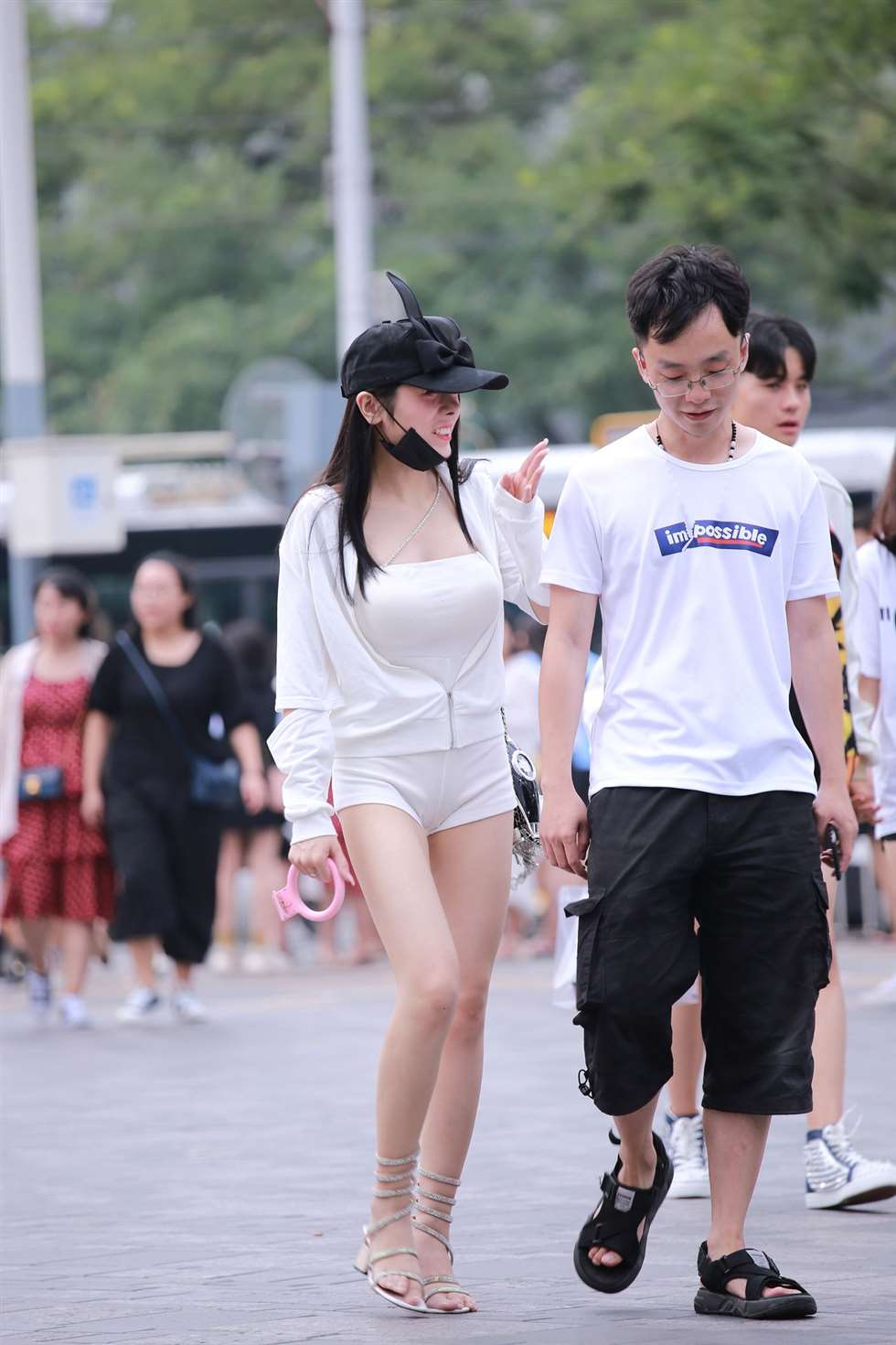 图片[2]-四九城嘎子街拍作品热裤性感女友-街拍流行馆