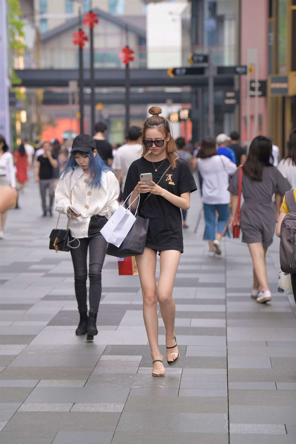 图片[2]-摄神街拍作品性感热裤美腿小姐姐-街拍流行馆