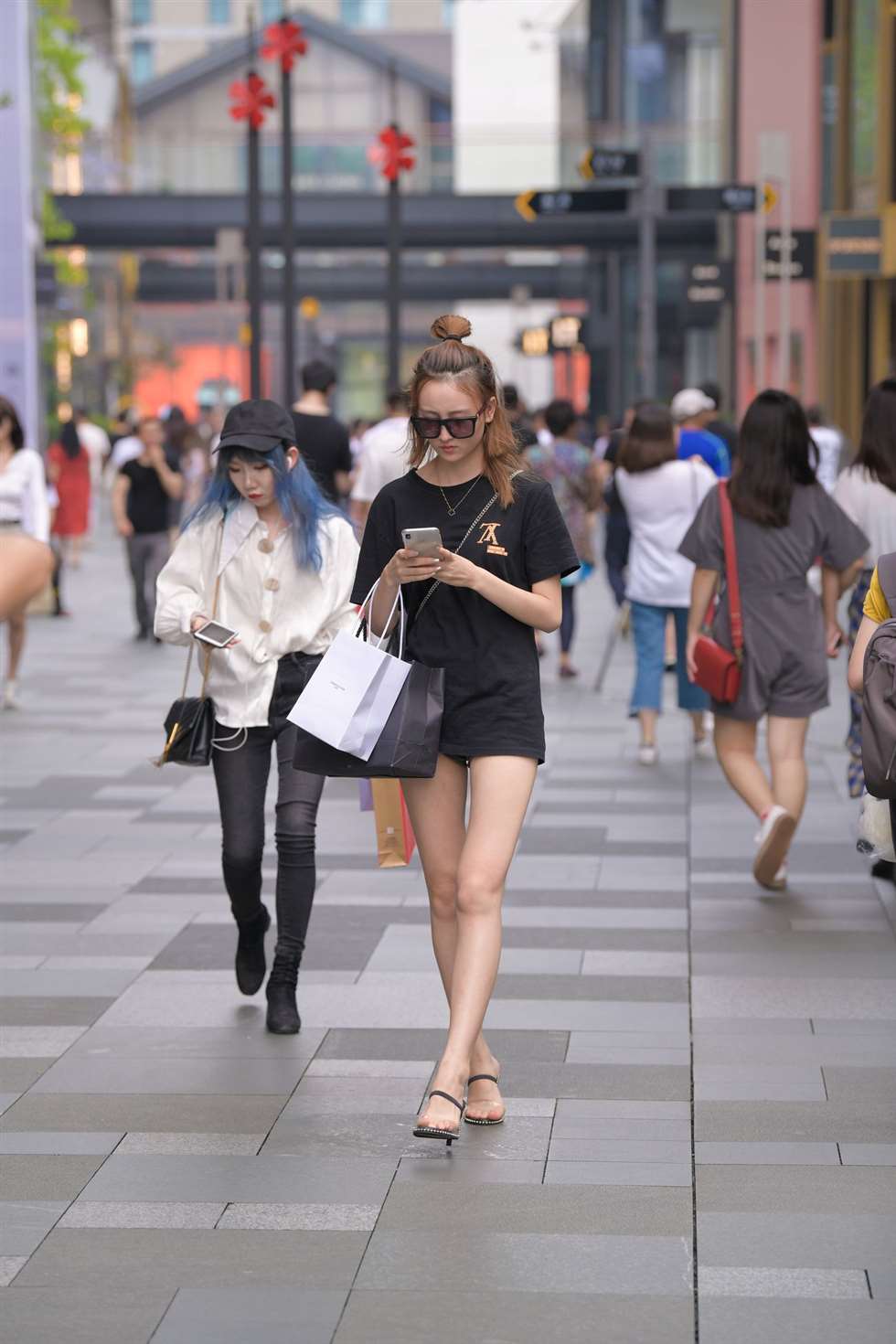 图片[3]-摄神街拍作品性感热裤美腿小姐姐-街拍流行馆