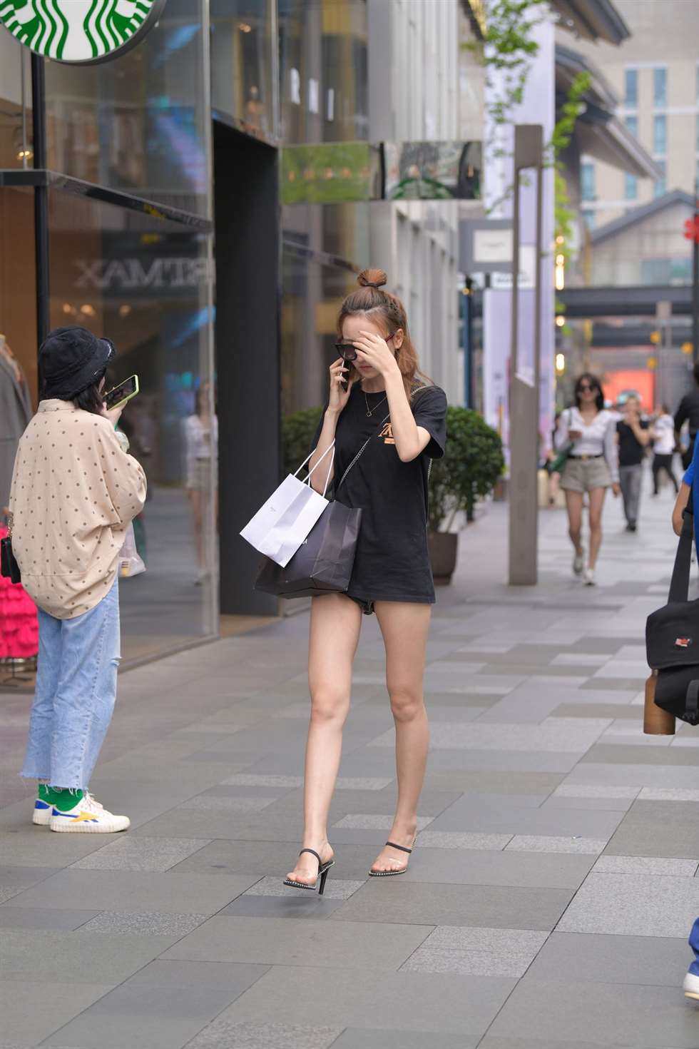 图片[5]-摄神街拍作品性感热裤美腿小姐姐-街拍流行馆