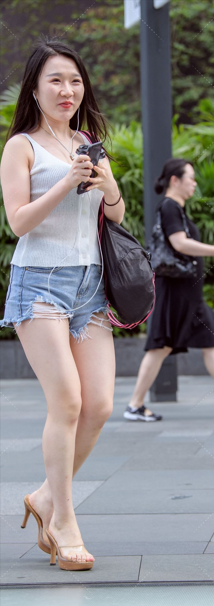 图片[1]-小背心搭配小热裤-街拍流行馆